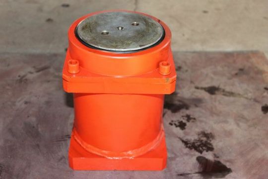 點(diǎn)擊查看詳細(xì)信息<br>標(biāo)題：150掘進(jìn)機(jī)漲緊油缸 閱讀次數(shù)：2882